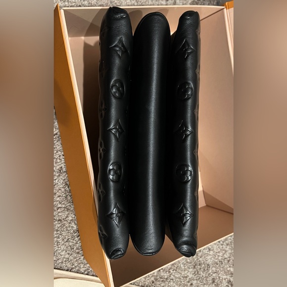 Louis Vuitton Coussin PM in Noir - Picture 2 of 16